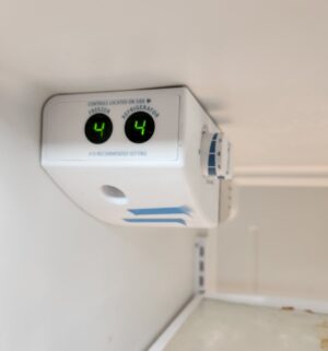 w31- Whirlpool Gold Refrigerator in kitchen. Plugged in and runs. Needs to cleaned. Not hooked up to water. Keeps proper temp - Image 5