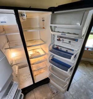 w31- Whirlpool Gold Refrigerator in kitchen. Plugged in and runs. Needs to cleaned. Not hooked up to water. Keeps proper temp - Image 7