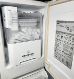 w37- Kenmore Elite Refrigerator w/ water ice. Keeps proper temp. needs a deep cleaning - Image 6