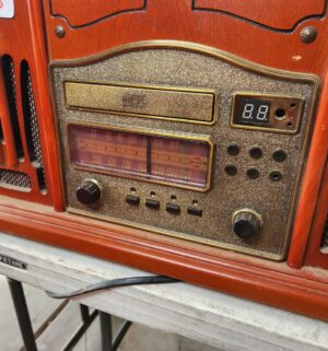 w138- newer stereo system. Powers on, radio plays, components not tested - Image 3
