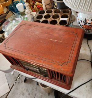 w138- newer stereo system. Powers on, radio plays, components not tested - Image 5