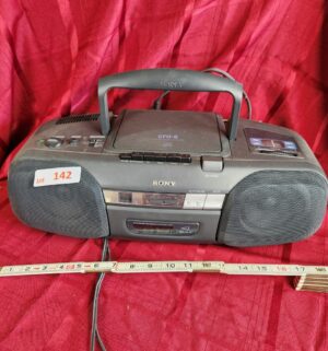 w142- Stereo Stereo, plays radio/cd, rest untested