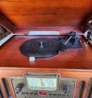 x266- crosley stereo. Tested/works - Image 3