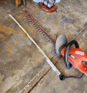 x305- hedge trimmer