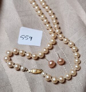 x559- vintage pearl necklace