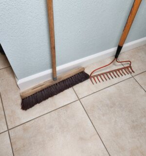 x606- push broom, rake