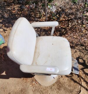 y11- Vintage Hydraulic Salon Chair. Tested/works - Image 3