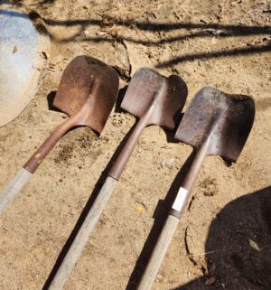 y15- 3 vintage shovels