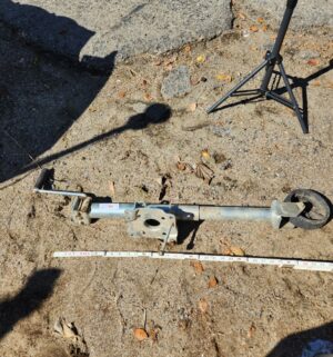 y36- trailer jack w/ wheel - Image 1
