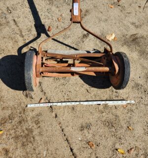 y56- antique yard man push mower model 40-s - Image 2