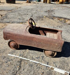 y57- Antique Murray Fire Chief flat front pedal car. - Image 3