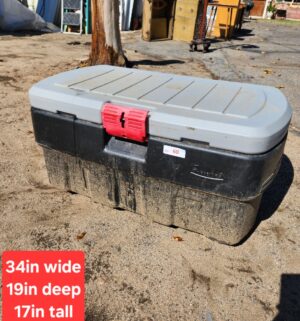 y60- Large Rubbermaid Storage Trunk. Great Shape - Image 1
