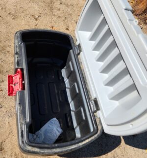y60- Large Rubbermaid Storage Trunk. Great Shape - Image 2