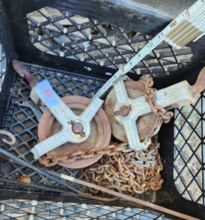 y85- pair of chain hoists - Image 1