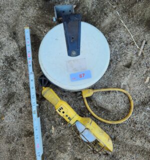 y87- shop light w/ reel - Image 1