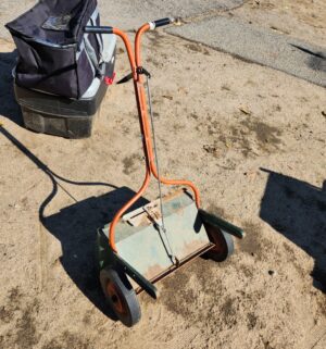 y89- vintage scotts metal seeder - Image 1