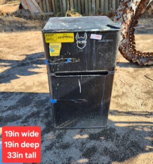 y103- Black & Decker Mini Refrigerator. Tested/works - Image 1