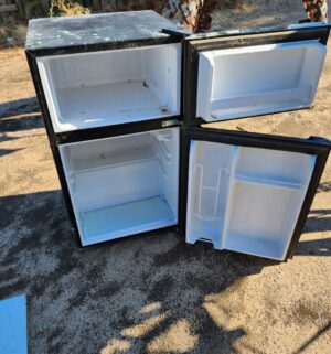 y103- Black & Decker Mini Refrigerator. Tested/works - Image 2