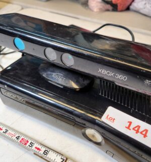 y144- Xbox 360 S w/ kinect no cords - Image 2