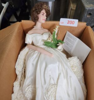 y200- jackie kennedy wedding doll - Image 2