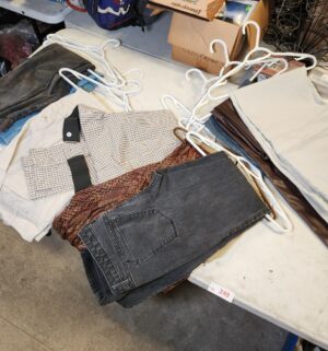 y249- mens pants size L to XL - Image 1