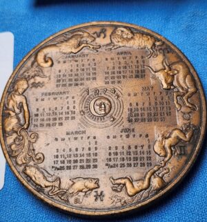 y283- 1974 Franklin Mint Annual Calendar Art Medal - Image 2