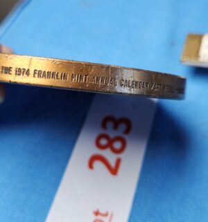 y283- 1974 Franklin Mint Annual Calendar Art Medal - Image 3