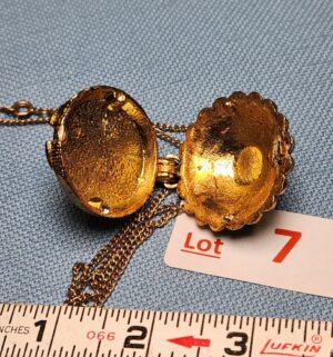 z7- vintage Callejero gold-tone perfume locket pendant - Image 4