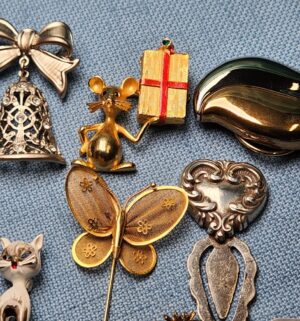 z15- Pin & Brooch Collection - Image 3