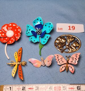 z19- vintage pins & brooches