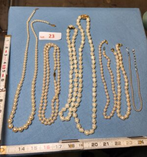 z23- vintage pearl neckalaces