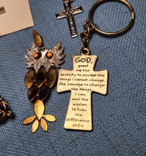 z25- Religious items, owl pin, powdercase, pins - Image 3