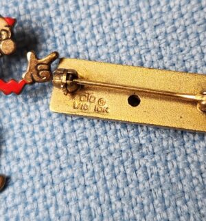 z25- Religious items, owl pin, powdercase, pins - Image 4