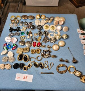 z35- huge Collection of vintage earrings