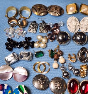 z35- huge Collection of vintage earrings - Image 3
