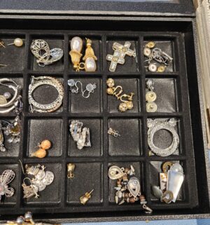 z39- Earring Collection. Case not included - Image 3