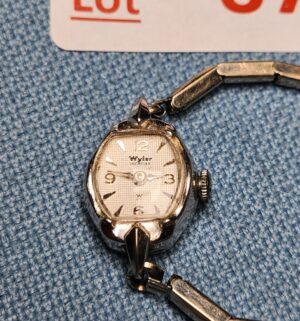z67- Vintage Wyler 10k gold RG Bezel. 17 Jewels