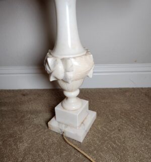 a166- vintage carved white alabaster table lamp - Image 3