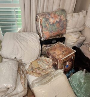 a175- HUGE Collection of blankets, pillows & comforters. Very bulky & plush. King & Queen Sizes - Image 3