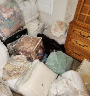 a175- HUGE Collection of blankets, pillows & comforters. Very bulky & plush. King & Queen Sizes - Image 4