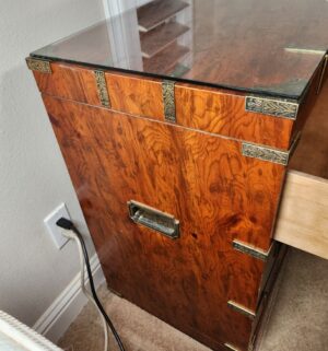 a207- vintage Pulaski Burlwood campaign style chest of drawers. - Image 3