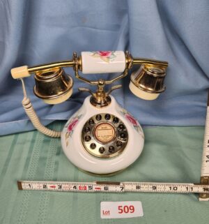 a509- vintage-style push-button telephone
