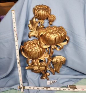 a539- Homco hard plastic chrysanthemum flower wall plaque