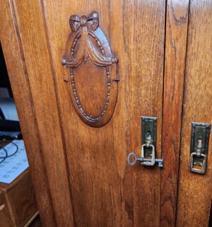 b40- Antique French Oak Wardrobe. Amazing Condition - Image 4