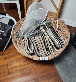 b43- basket w/ hangers
