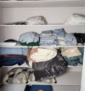 b48- Linen Closet w/ queen/full bedding