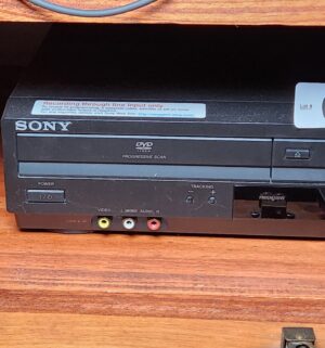 b61- Sony DVD/Cassette Recorder w/ remote - Image 3