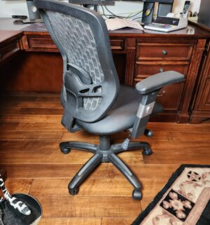 b74- very nice office chair. Moderate seat wear - Image 3