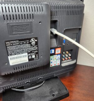 b80- Magnavox TV/DVD player w/ remote - Image 4