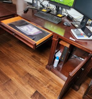 b82- Stunning Executive L Desk. Must be taken apart to remove from doorway! - Image 4